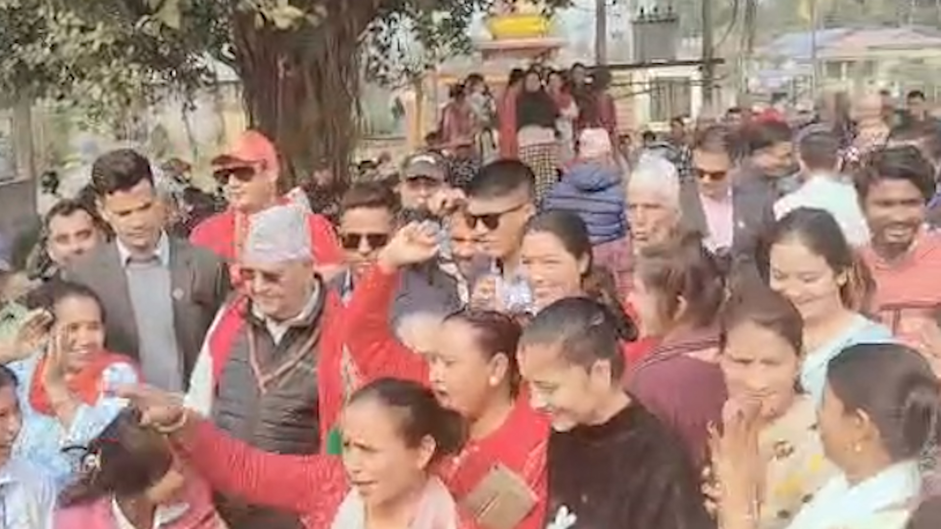 भोट माग्न व्यस्त ओलीलाई स्थानीयले  आस्वासन दिदै भने, 'तपाइले यो क्षेत्रमा लगाएको गुन हामी भुल्दनौ'